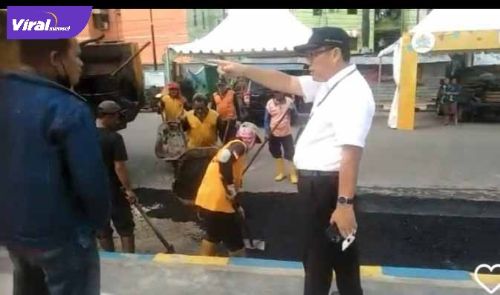 Kepala Dinas PU PR Kota Palembang, Ahmad Bastari Yusak disela sela meninjau pengaspalan jalan sekitar Sekanak Lambidaro Palembang, Kamis (3/2/2022). Foto : viralsumsel.com/nto
