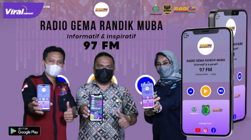 Kepala Dinas Kominfo Muba Heryandi Sinulingga AP tunjukkan aplikasi Radio Gema Randik 97 FM. Foto : viralsumsel.com/dev