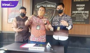 Kasatreskrim Polres OKI, AKP Sapta Eka Yanto MSi gelar press rilis hasil tangkapan pelaku pelemparan batu di Jalan Tol Pematang Panggang-Kayuagung, Jumat (4/2/2022). Foto : viralsumsel.com/ril