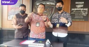 Kasatreskrim Polres OKI, AKP Sapta Eka Yanto MSi gelar press rilis hasil tangkapan pelaku pelemparan batu di Jalan Tol Pematang Panggang-Kayuagung, Jumat (4/2/2022). Foto : viralsumsel.com/ril