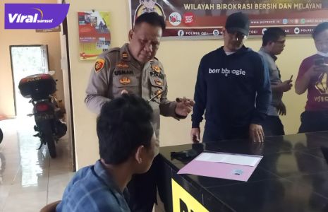 Tersangka percobaan pencurian handphone, IB di Mapolsek Teluk Gelam, Jumat (4/2/2022) siang. Foto : viralsumsel.com/ril