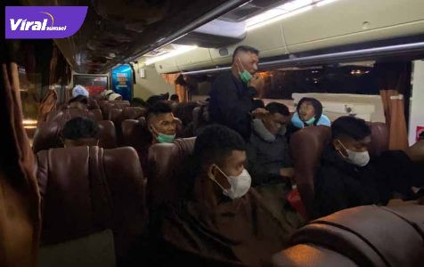 Skuat PS Palembang dalam bus menuju Kendal Jawa Tengah, Jumat (4/2/2022). Foto : viralsumsel.com/ion