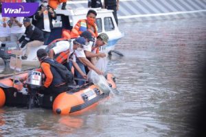 Gubernur Sumsel Herman Deru bersama Walikota Palembang Harnojoyo lepas ikan di Sekanak Lambidaro usai resmi dibuka untuk umum sebagai tempat wisata, Sabtu (5/2/2022). Foto : viralsumsel.com/nto