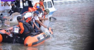 Gubernur Sumsel Herman Deru bersama Walikota Palembang Harnojoyo lepas ikan di Sekanak Lambidaro usai resmi dibuka untuk umum sebagai tempat wisata, Sabtu (5/2/2022). Foto : viralsumsel.com/nto