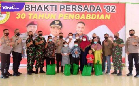 Bupati Banyuasin H Askolani pose bersama usai tinjau vaksinasi massal di Aula Majelis Taqlim Ibu-ibu Kecamatan Betung Kabupaten Banyuasin, Minggu (6/2/2022) pagi. Foto : viralsumsel.com/nto
