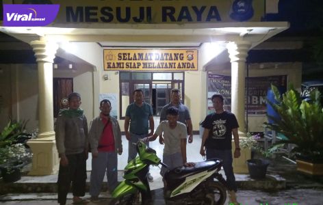 Tersangka pengelapan sepeda motor I diamankan di Mapolsek Mesuji Raya OKI, kemarin (6/2/2022). Foto : viralsumsel.com/ril