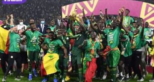 Euforia pemain, ofisial dan jajaran pelatih Timnas Senegral angkat trofi Piala Afrika 2021. Foto : net