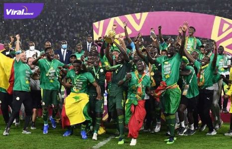 Euforia pemain, ofisial dan jajaran pelatih Timnas Senegral angkat trofi Piala Afrika 2021. Foto : net
