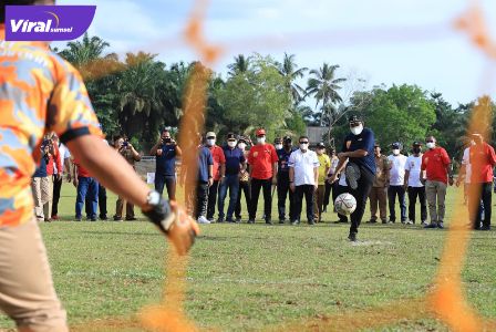Plt Bupati Muba Beni Hernedi buka Liga MCF U-20 di Desa Bukit Jaya, Kecamatan Sungai Lilin, Senin (7/2/2022). Foto : viralsumsel.com/dev