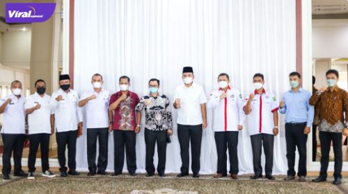 Plt Bupati Muba Beni Hernedi pose bersama usai terima audensi FBBI DPC Muba di Guest House Griya Bumi Serasan Sekate, Rabu (9/2/2022). Foto : viralsumsel.com/dev