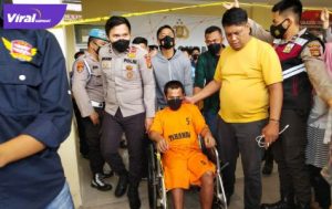 Diding Arianto menjalani rekontruksi kasus pembunuhan pasangan suami isteri di PALI, Rabu (9/2/2022). Foto : viralsumsel.com/eko