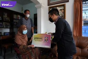 Pertamina Patra Niaga Sumbagsel memberikan tali asih pada mantan fotografer senior koran harian Sumatera Ekspres Alm. H. Dulmukti Djaya, Rabu (9/2/2022). Foto : viralsumsel.com/fia