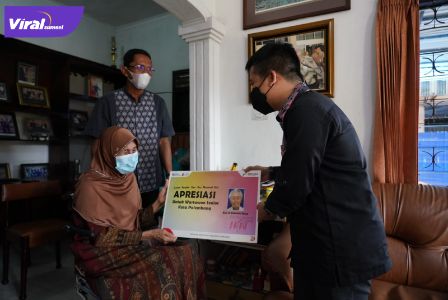 Pertamina Patra Niaga Sumbagsel memberikan tali asih pada mantan fotografer senior koran harian Sumatera Ekspres Alm. H. Dulmukti Djaya, Rabu (9/2/2022). Foto : viralsumsel.com/fia