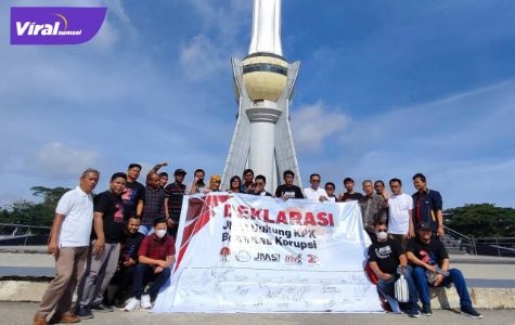 Aksi Seribu tanda tangan dari anggota JMSI seluruh Indonesia dan masyarakat Kendari mendukung KPK memberantas Korupsi sampai ke akar akar, Rabu pagi ( 9/2/2022). Foto : jmsi