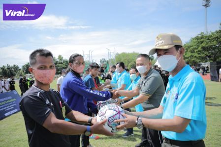 Walikota Palembang H Harnojoyo buka Piala Soeratin Asprov PSSI Sumsel U-13 serta U-15 di Lapangan Atletik 2 JSC, Rabu (9/2/2022). Foto : viralsumsel.com/nto