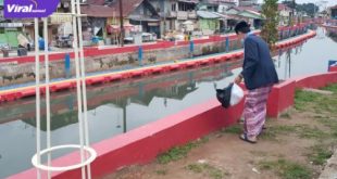 Walikota Palembang H. Harnojoyo punguti sampah di kawasan Sekanak Lambidaro Palembang,Rabu pagi, (09/02/22). Foto : viralsumsel.com/nto 