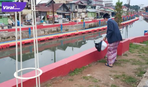 Walikota Palembang H. Harnojoyo punguti sampah di kawasan Sekanak Lambidaro Palembang,Rabu pagi, (09/02/22). Foto : viralsumsel.com/nto 