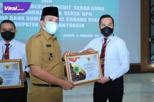 Plt Bupati Muba Beni Henedi MoU dengan Pimpinan Bank Sumsel Babel Cabang Sekayu, Selasa (8/2/2022). Foto : viralsumsel.com/dev