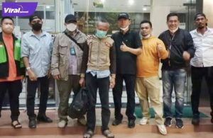 Mantan Sekwan PALI Arif Firdaus diamankan Tim Tabur Kejaksaan Agung bersama Tim Tabur Kejaksaan Tinggi Sumsel, Jaksa Eksekutor dibantu AMC Kejaksaan Agung RI, Selasa (8/2/2022). Foto : viralsumsel.com/eko