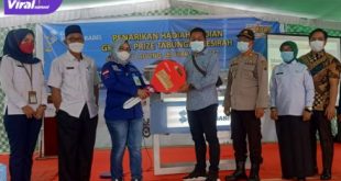 Pengganti Sementara Pimpinan BSB Cabang Kayuagung, Nurhanim Farida berikan Hadiah Undian Grand Prize Tabungan Pesirah BSB 1 unit Mobil Kijang Innova, Rabu (9/2/2022). Foto : viralsumsel.com/fia