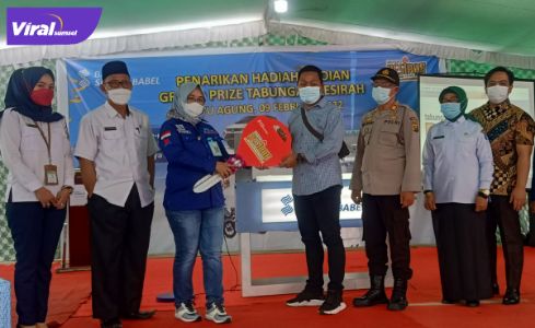 Pengganti Sementara Pimpinan BSB Cabang Kayuagung, Nurhanim Farida berikan Hadiah Undian Grand Prize Tabungan Pesirah BSB 1 unit Mobil Kijang Innova, Rabu (9/2/2022). Foto : viralsumsel.com/fia