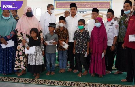 Bupati Banyuasin, H. Askolani didampingi oleh Wakil Bupati Banyuasin, H. Slamet Somosentono melaksanakan sholat jumat berjamaah, di Masjid Agung Nurul Hijroh, Kelurahan Makarti Jaya, Jumat (11/2/2022). Foto : viralsumsel.com/lam