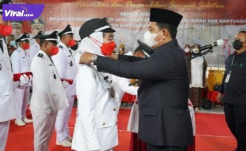 Bupati Banyuasin, H. Askolani mengambil sumpah dan melantik sebanyak 14 orang Kepala Desa terpilih di Wilayah Kecamatan Makarti Jaya, Jumat (11/2/2022). Foto : viralsumsel.com/lam