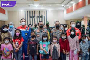 Kapolda Sumsel Irjen Pol Drs. Toni Harmanto, M.H saat meninjau vaksinasi digelar PT Kilang Pertamina Internasional, Kemarin (10/2/2022). Foto : viralsumsel.com/fia