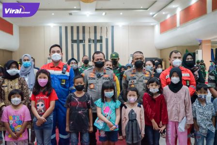 Kapolda Sumsel Irjen Pol Drs. Toni Harmanto, M.H saat meninjau vaksinasi digelar PT Kilang Pertamina Internasional, Kemarin (10/2/2022). Foto : viralsumsel.com/fia