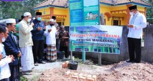 Plt Bupati Muba Beni Hernedi SIP melakukan peletakan batu pertama pembangunan madrasah Pondok Pesantren Yanabi'ul Huda di Kecamatan Keluang, Sabtu (12/2/2022). Foto : viralsumsel.com/dev