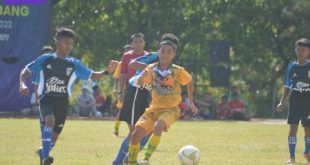 Pemain SSB Elmas (kuning) melewati pemain Persotim. Foto : viralsumsel.com/ion
