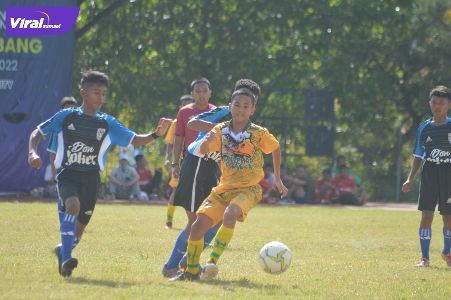 Pemain SSB Elmas (kuning) melewati pemain Persotim. Foto : viralsumsel.com/ion