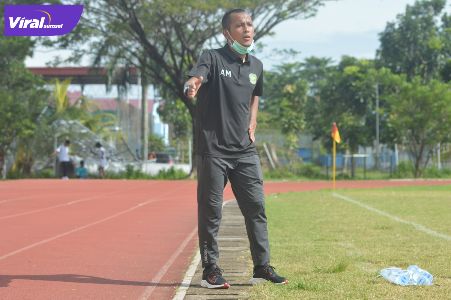 Amirul Mukminin pelatih Elang Emas Sriwijaya di ajang Piala Soeratin. Foto : viralsumsel.com/ion