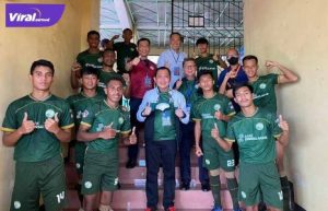 Wakil Presiden PS Palembang Gunawan bersama para pemain sebelum memasuki lapangan. Foto : viralsumsel.com/ion