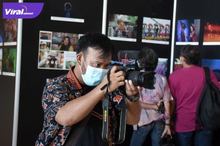 Anggota PFI Palembang sedang melakukan sesi pemoteran di lokasi pameran. Foto : viralsumsel.com/m hatta