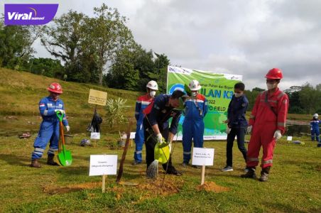Pertamina Pendopo Field melaksanakan kegiatan penanaman bibit pohon dan pembuatan lubang biopori disetiap wilayah kerjanya. Foto : viralsumsel.com/eko