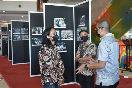 Ketua PFI Palembang M Hatta bincang dengan Wakil Ketua DPRD Babel. Foto : ist