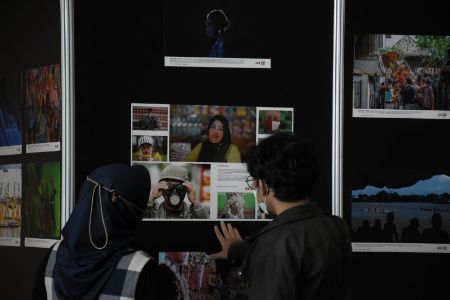 Sejumlah pengunjung antuasias menyaksikan pameran foto di OPI Mall. Foto : viralsumsel.com/m hatta