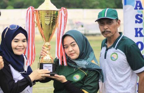 Sami Laudzag Anisah Asisten Manajer PS Palembang saat saksikan tanda tangan kontrak pemain Asisten Manajer PS Palembang bersama kedua orang tuanya saat PS Palembang juara Liga 3 Sumsel. Foto : viralsumsel.com/ion