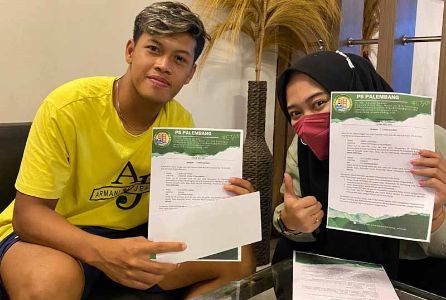 Sami Laudzag Anisah Asisten Manajer PS Palembang saat saksikan tanda tangan kontrak pemain. Foto : viralsumsel.com/ion