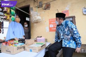 Gubernur Sumsel H Herman Deru Usai menggelar safari Jumat di Masjid Darujannah Pasar Atom Kelurahan 30 Ilir Kecamatan IB II Palembang, Jumat (18/2/2022). Foto : viralsumsel.com/win