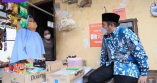 Gubernur Sumsel H Herman Deru Usai menggelar safari Jumat di Masjid Darujannah Pasar Atom Kelurahan 30 Ilir Kecamatan IB II Palembang, Jumat (18/2/2022). Foto : viralsumsel.com/win