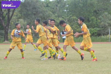 Selebrasi para pemain SSB Elang Emas Sriwijaya FC usai cetak gol ke gawang Persila Lahat. Foto : viralsumsel.com/ion