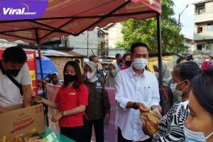 Ratu Dewa Sekretaris Daerah Palembang Saat Turun Langsung Dalam Kegiatan Operasi Pasar Minyak Goreng di Rusun 24 Ilir. Kamis (24/2/2022) Foto : Viralsumsel/Noto
