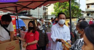 Ratu Dewa Sekretaris Daerah Palembang Saat Turun Langsung Dalam Kegiatan Operasi Pasar Minyak Goreng di Rusun 24 Ilir. Kamis (24/2/2022) Foto : Viralsumsel/Noto