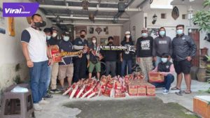 Direktur Intelijen Keamanan Polda Sumsel memberikan bantuan sembako pada suporter fanatik Sriwijaya FC, Minggu (27/2/2022) sore. Foto : viralsumsel.com