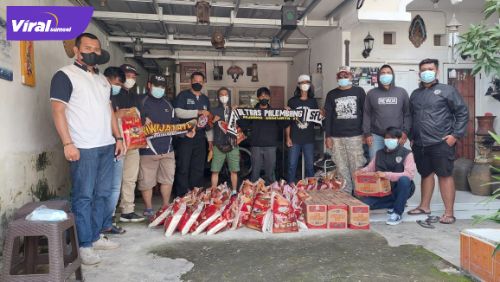 Direktur Intelijen Keamanan Polda Sumsel memberikan bantuan sembako pada suporter fanatik Sriwijaya FC, Minggu (27/2/2022) sore. Foto : viralsumsel.com