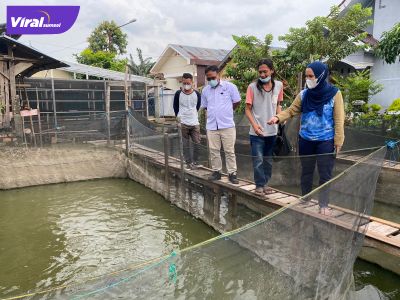 Riezky Aprilia, SH, MH anggota Komisi IV DPR RI Fraksi PDI Perjuangan Dapil Sumsel 1 berikan bantuan Biofolk. Foto : viralsumsel.com
