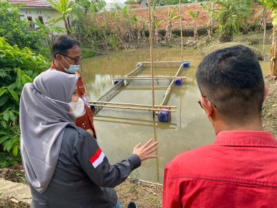 Riezky Aprilia, SH, MH anggota Komisi IV DPR RI Fraksi PDI Perjuangan Dapil Sumsel 1 berikan bantuan Biofolk. Foto : viralsumsel.com