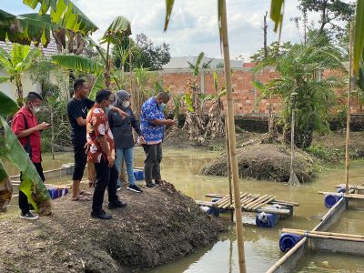 Riezky Aprilia, SH, MH anggota Komisi IV DPR RI Fraksi PDI Perjuangan Dapil Sumsel 1 berikan bantuan Biofolk. Foto : viralsumsel.com
